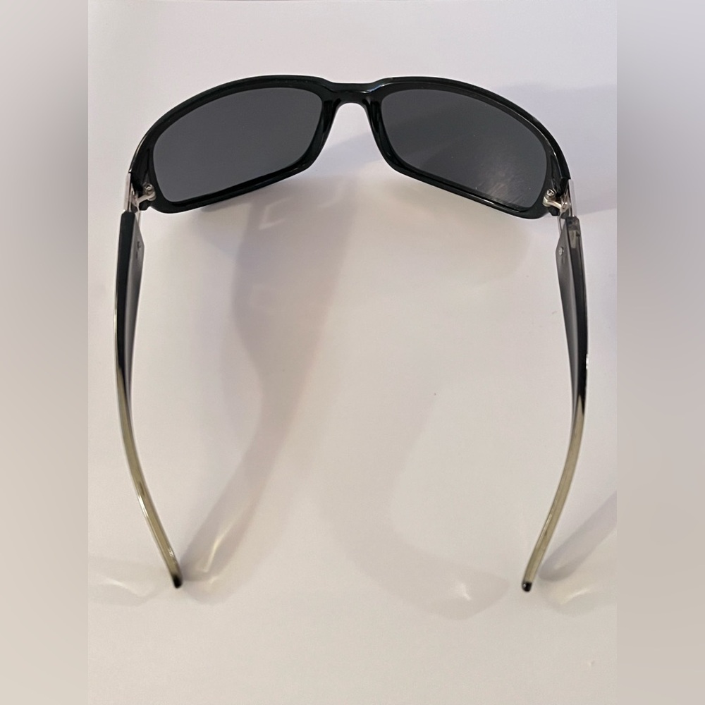 Stylish Black Sunglasses - Picture 4 of 9